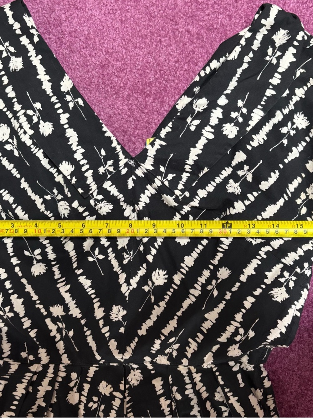 Black & white floral 60s handmade dress with a V-neckline and sweet Peter Pan - Picture 2 of 9